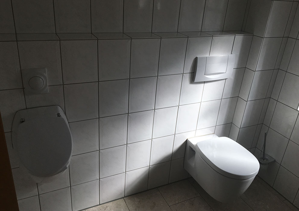 Gäste-WC: WC und Urinal